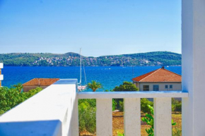 Отель Calma apartments  Трогир